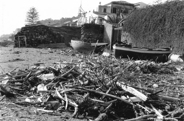 Barche che guardano il mare d&#039;inverno